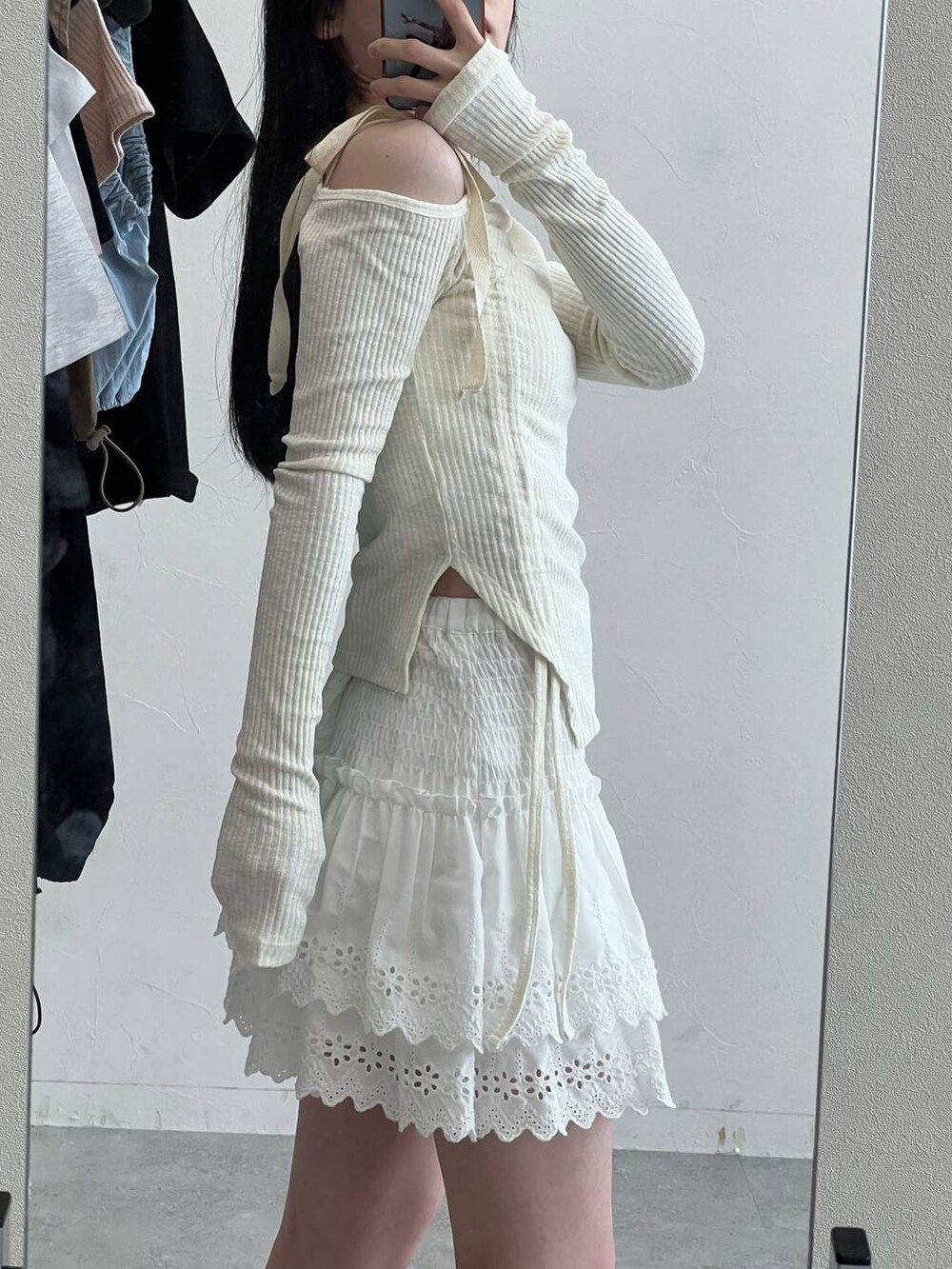 ホワイト系のスカートを着用したレディースの春コーディネートの7枚目の写真