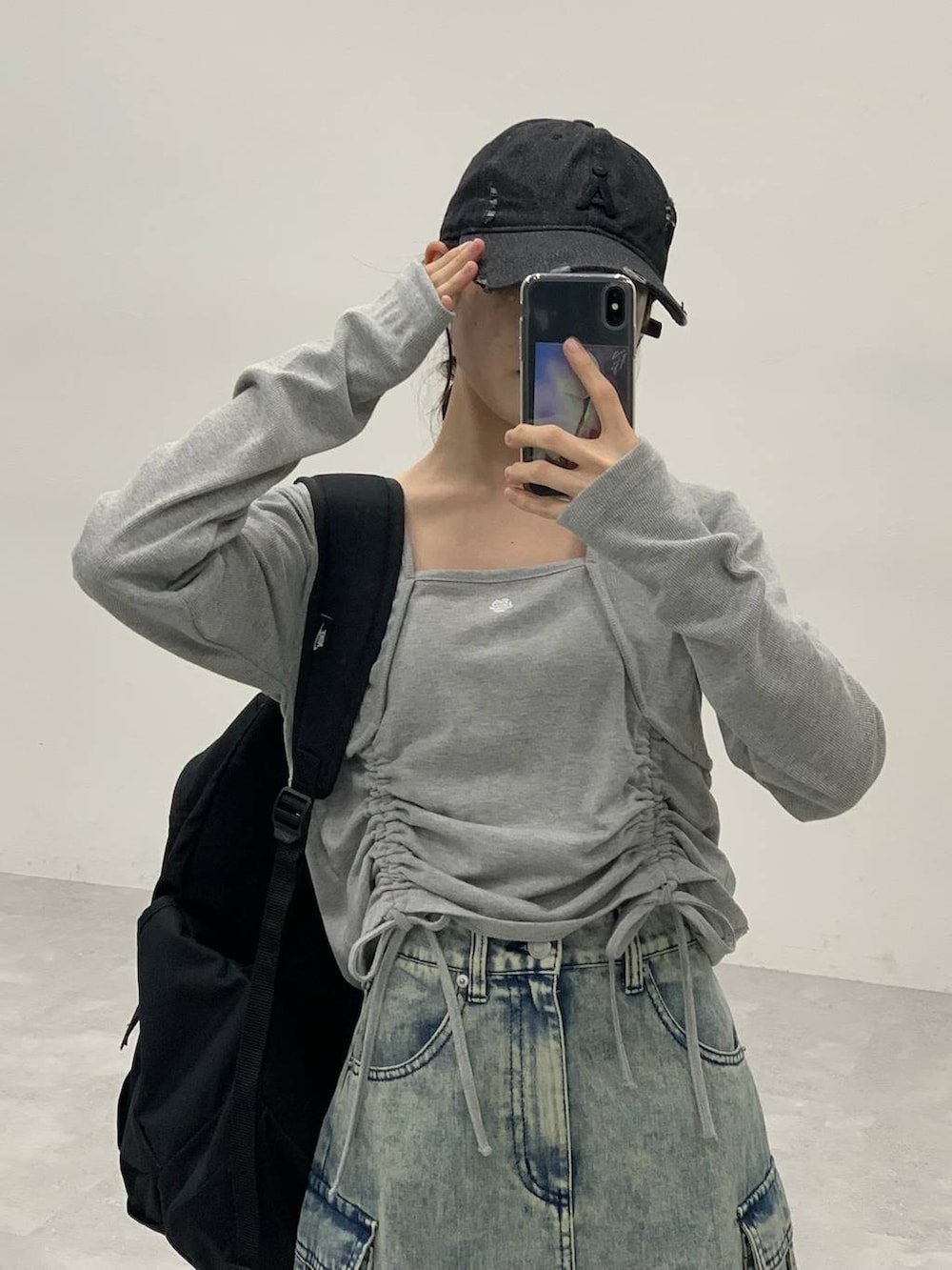 ブラック系のサンダル、ブルー系のデニムスカート、グレー系のTシャツ/カットソーを着用したレディースの秋コーディネートの5枚目の写真