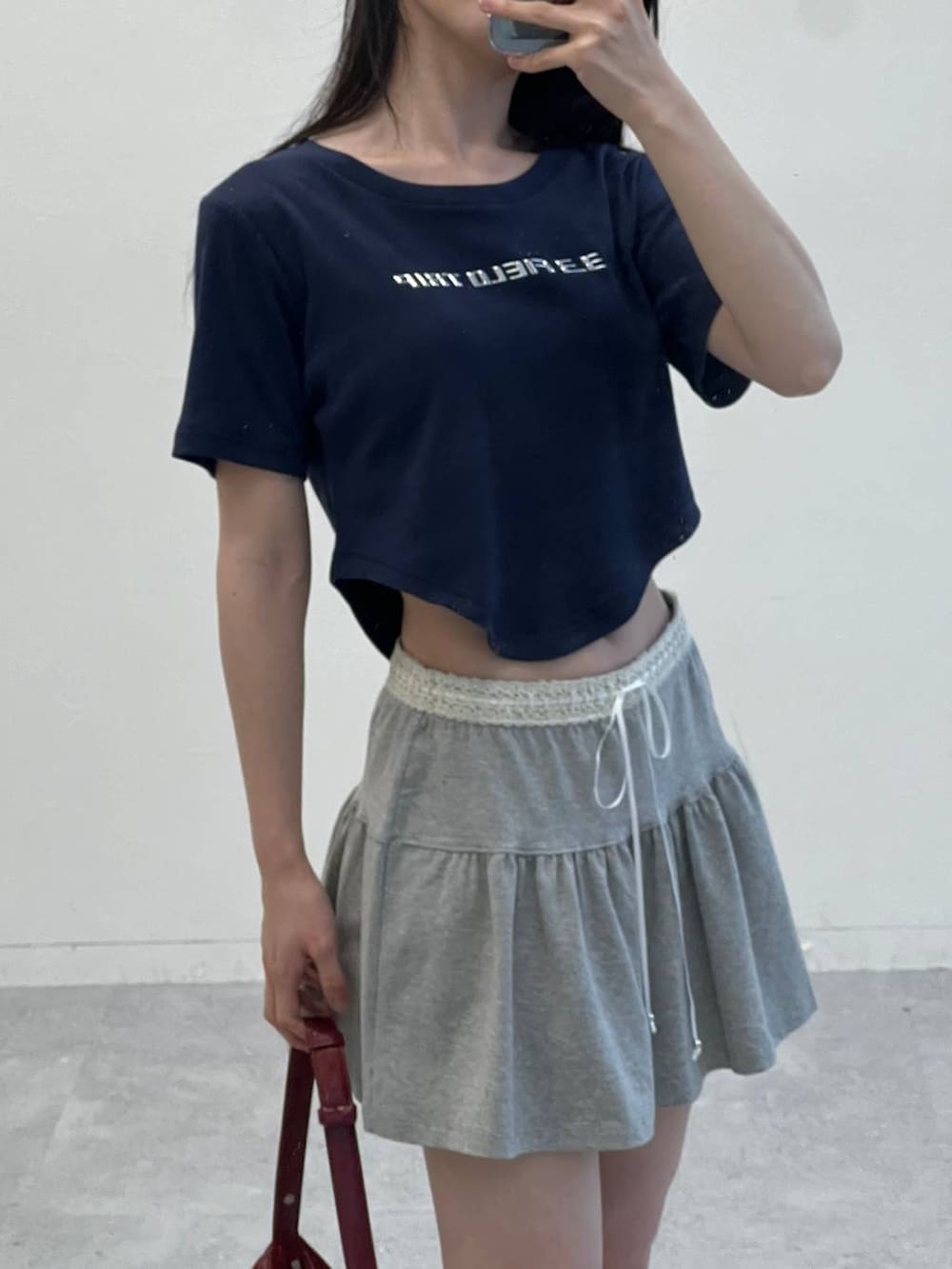 グレー系のスカート、ブルー系のTシャツ/カットソーを着用したレディースの夏コーディネートの7枚目の写真