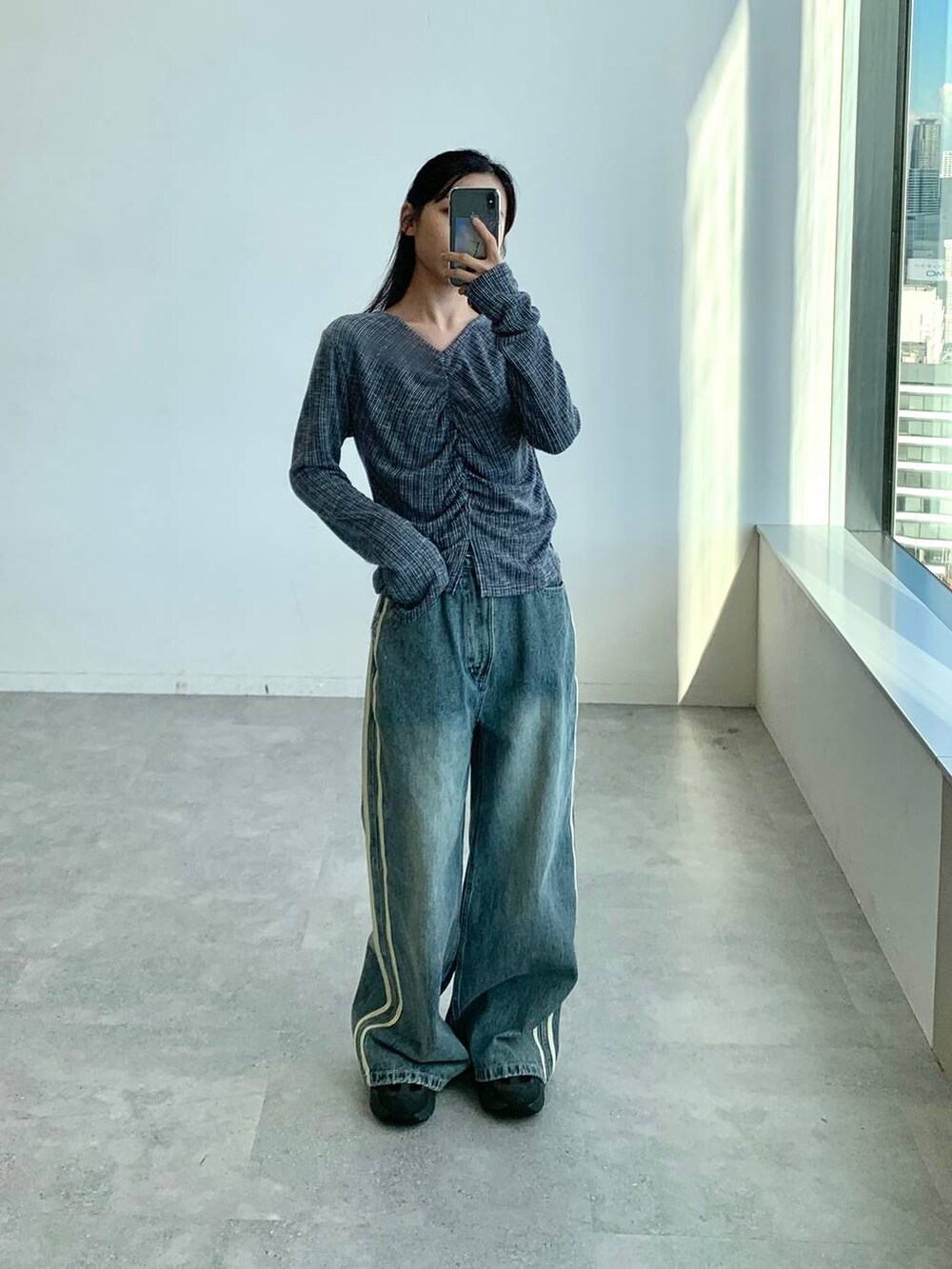 その他のデニムパンツ、ブルー系のTシャツ/カットソーを着用したレディースの秋コーディネートの3枚目の写真