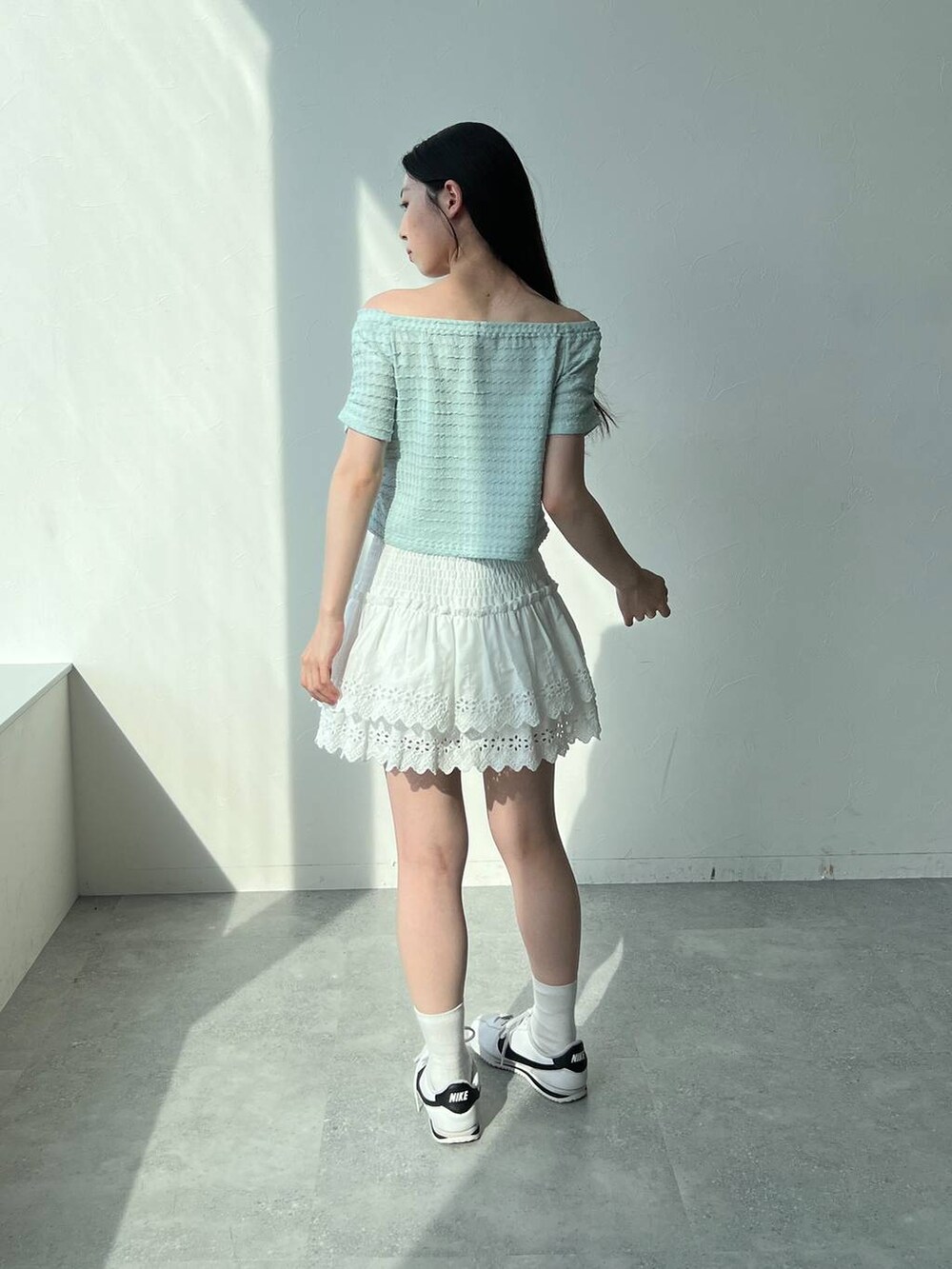 ホワイト系のスカート、ブルー系のTシャツ/カットソーを着用したレディースの夏コーディネートの4枚目の写真