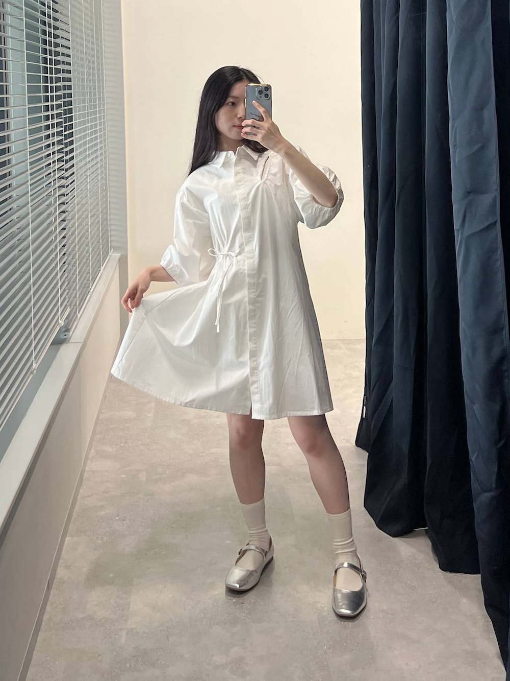 ホワイト系のシャツワンピースを着用したレディースの夏コーディネートの2枚目の写真