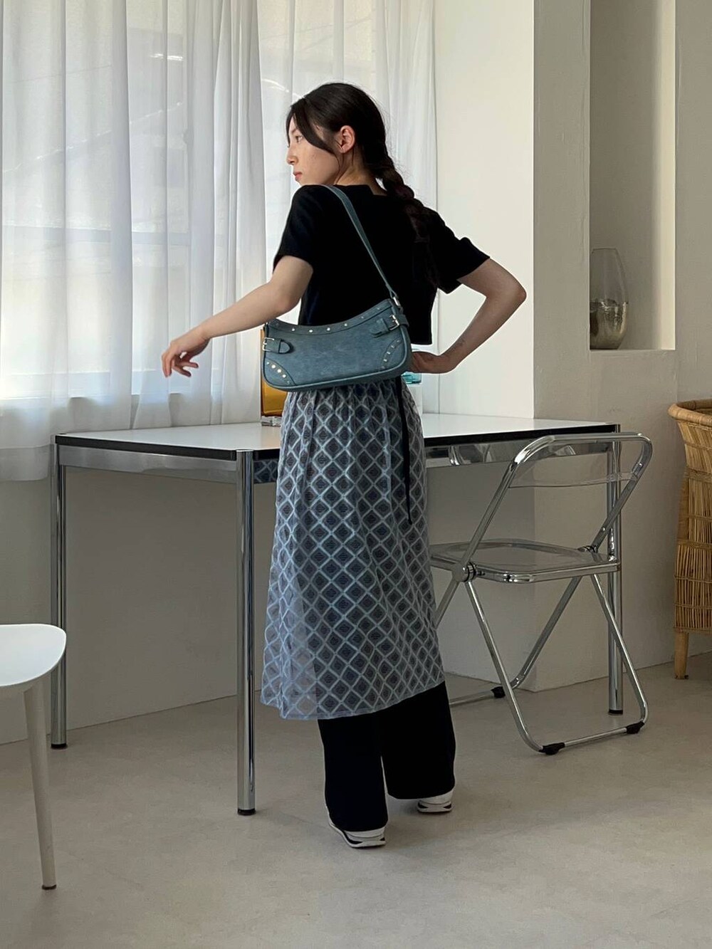 ブルー系のスカート、ブラック系のTシャツ/カットソーを着用したレディースの春コーディネートの3枚目の写真