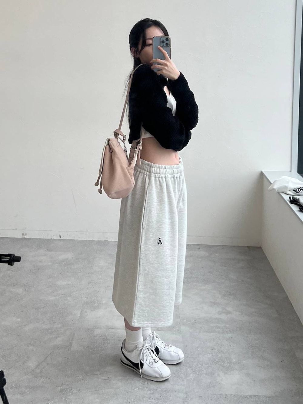 グレー系のスウェットパンツ、ブラック系のスウェットを着用したレディースの夏コーディネートの3枚目の写真