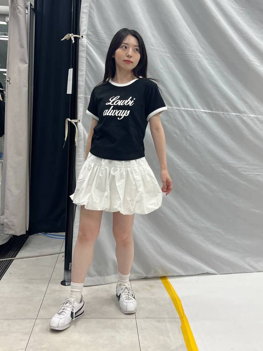 ブラック系のTシャツ/カットソー、ホワイト系のスカートを着用したレディースの夏コーディネートの6枚目の写真