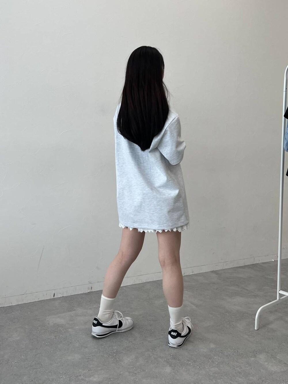 グレー系のTシャツ/カットソー、ホワイト系のスカートを着用したレディースの春コーディネートの4枚目の写真