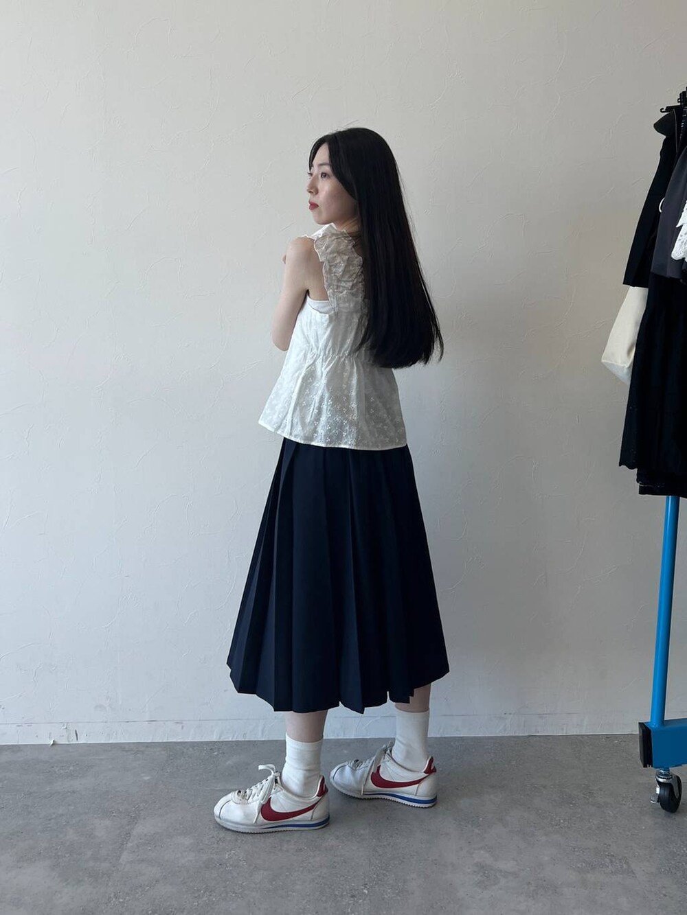 ブルー系のスカート、ホワイト系のシャツ/ブラウスを着用したレディースの春コーディネートの2枚目の写真