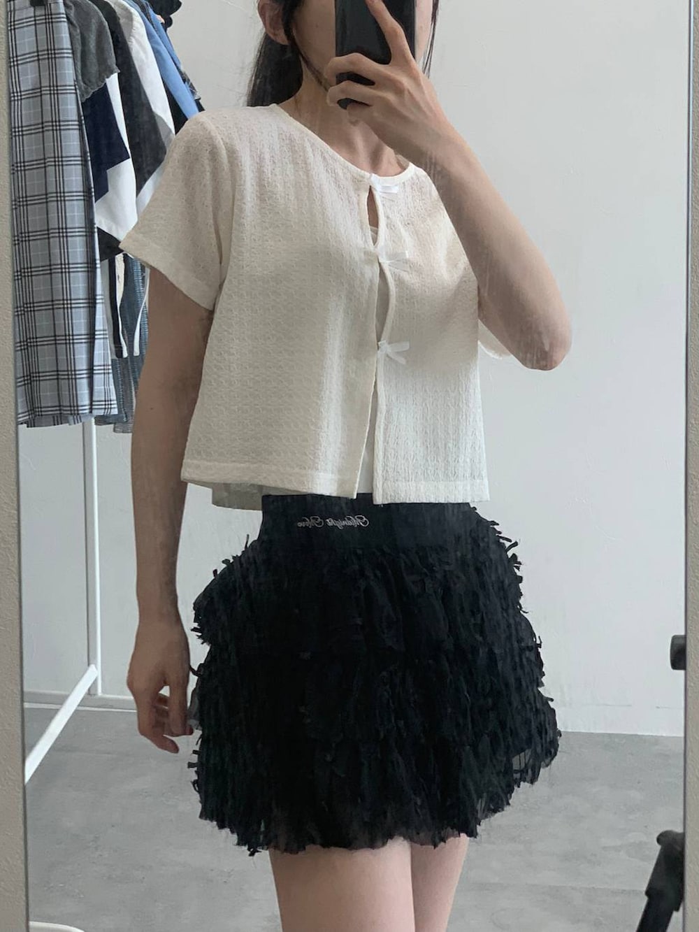 ホワイト系のTシャツ/カットソー、ブラック系のスカートを着用したレディースの夏コーディネートの7枚目の写真