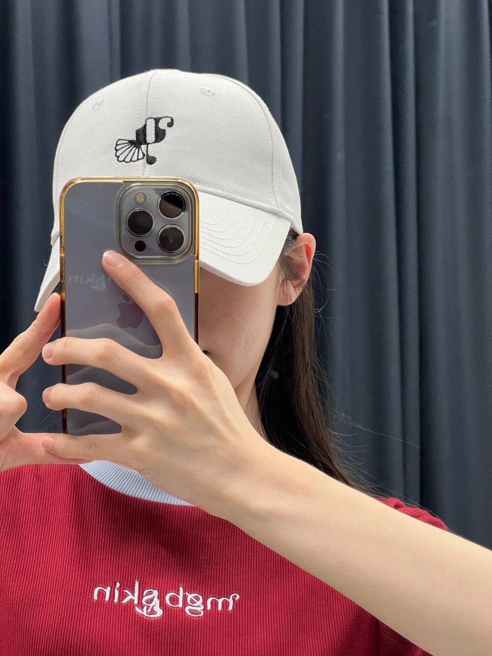 ブラウン系のスカート、ホワイト系のTシャツ/カットソーを着用したレディースの夏コーディネートの9枚目の写真