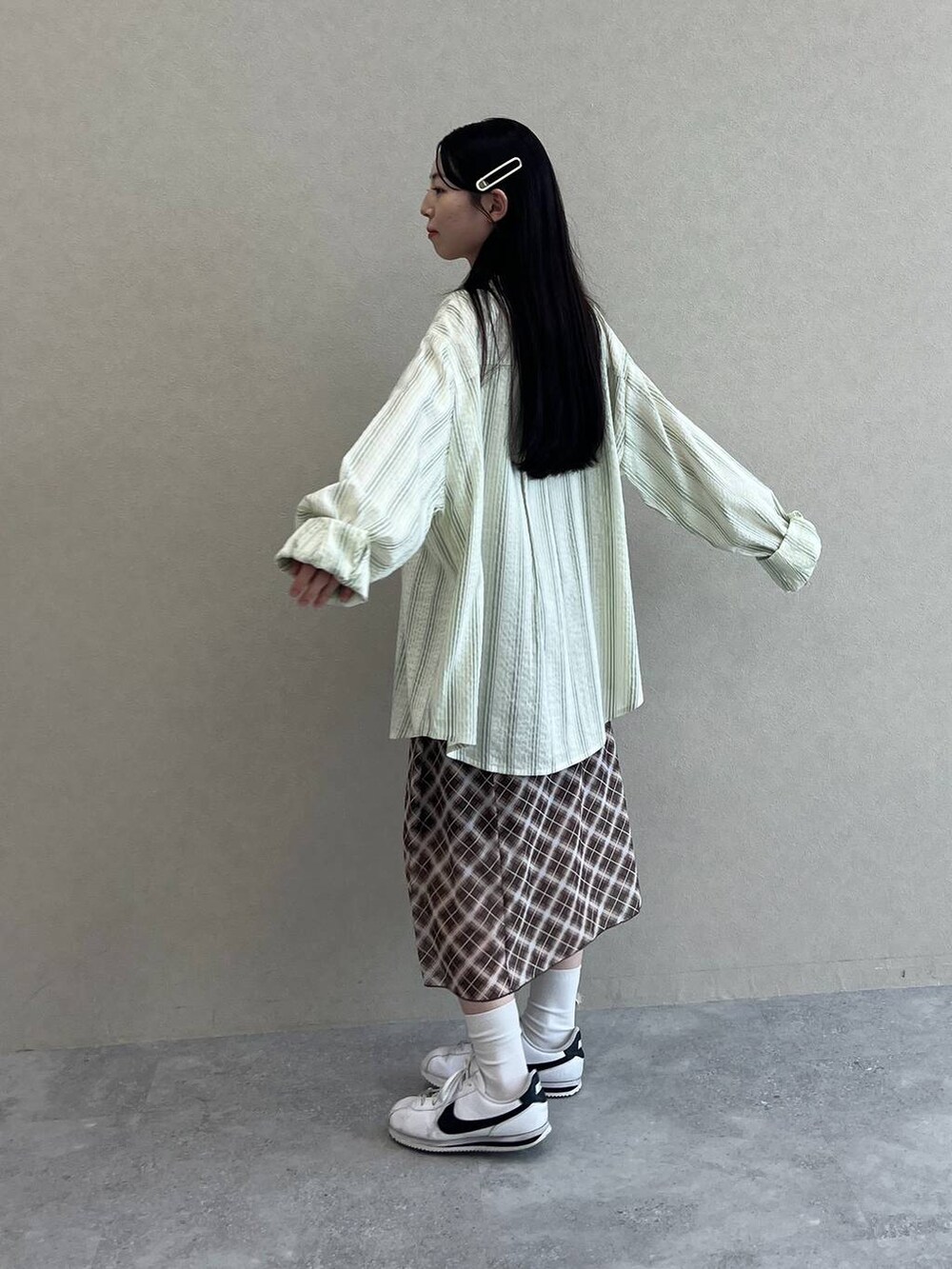 ブラウン系のスカート、グリーン系のシャツ/ブラウスを着用したレディースの夏コーディネートの7枚目の写真