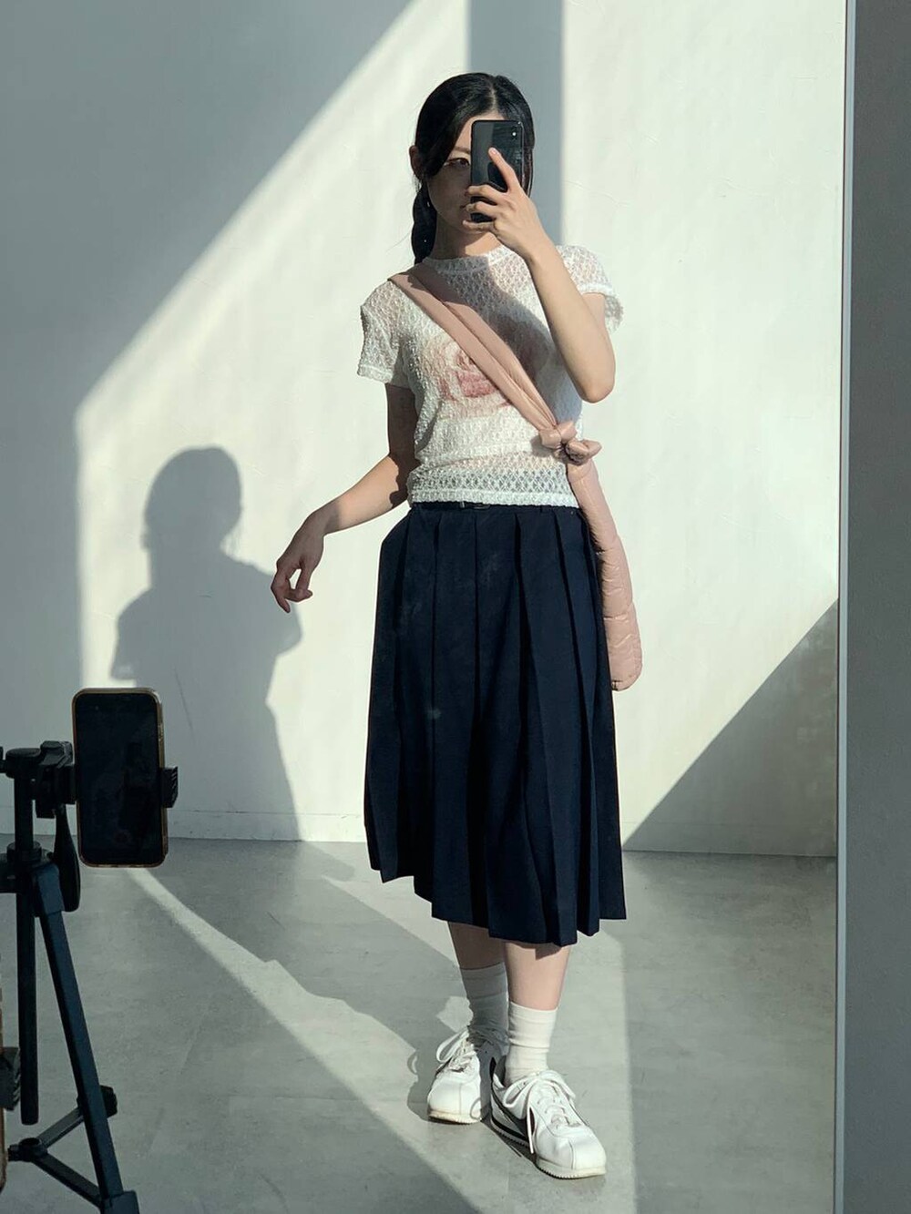 ブルー系のスカート、ホワイト系のTシャツ/カットソー、ピンク系のショルダーバッグを着用したレディースの夏コーディネートの4枚目の写真