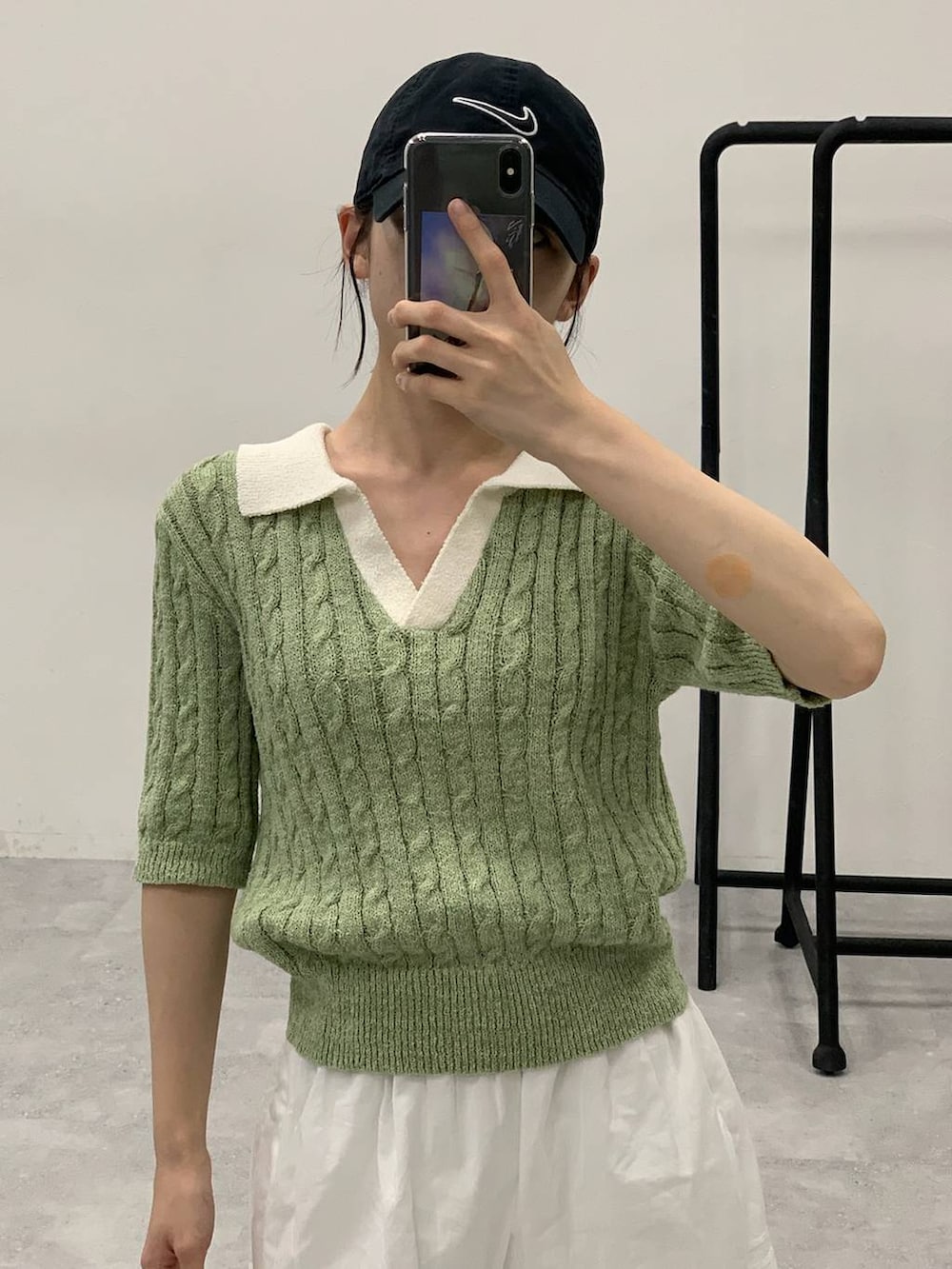 ホワイト系のショルダーバッグ、グリーン系のニット/セーターを着用したレディースの秋コーディネートの4枚目の写真