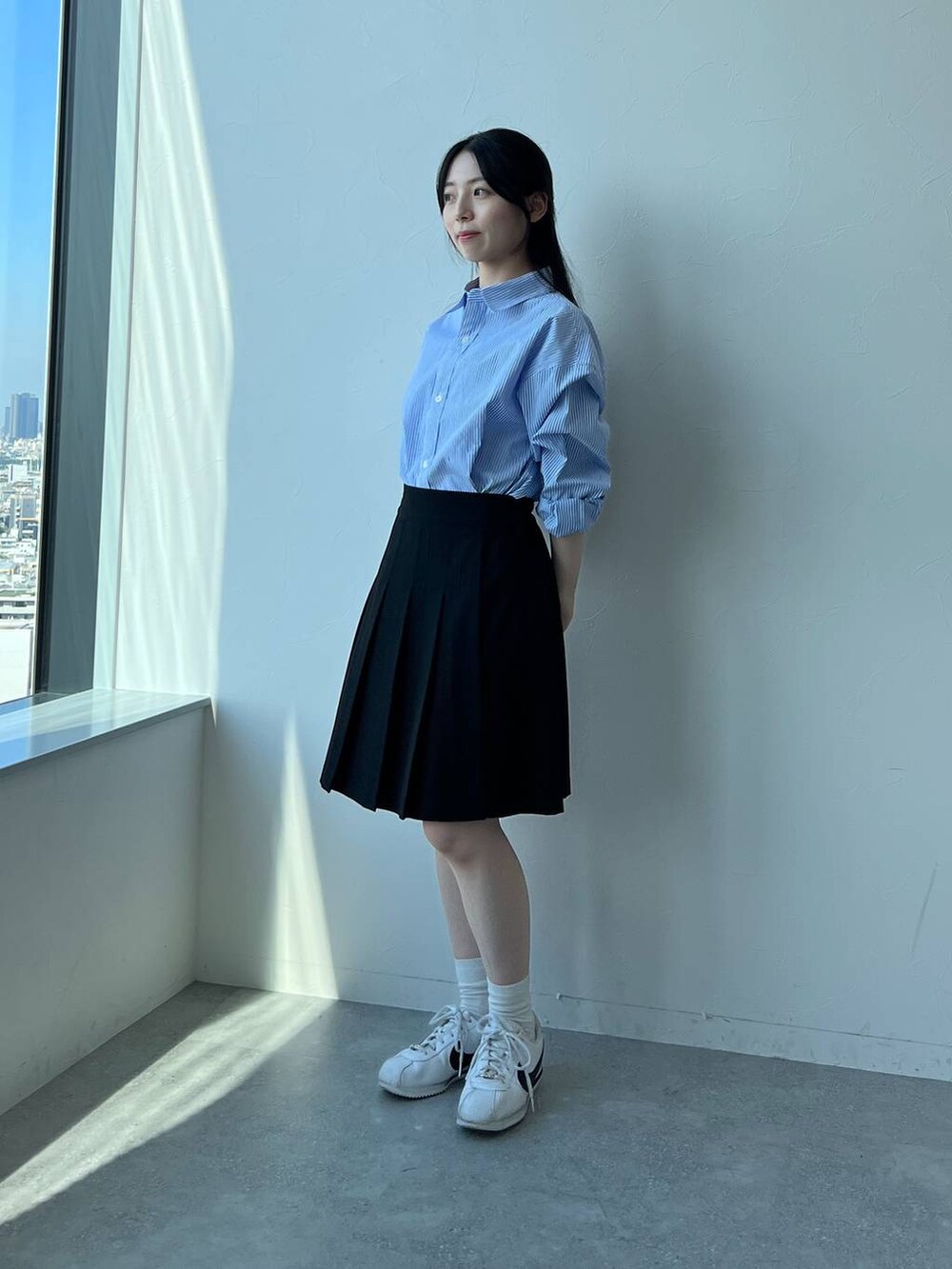 ブラック系のその他パンツ、その他のシャツ/ブラウスを着用したレディースの秋コーディネートの5枚目の写真