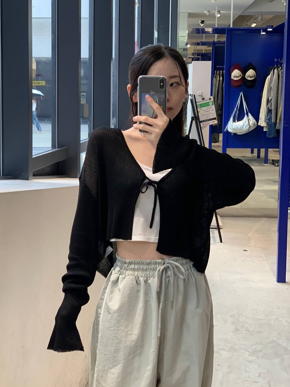 グレー系のその他パンツ、ブラック系のカーディガン/ボレロを着用したレディースの秋コーディネートの4枚目の写真