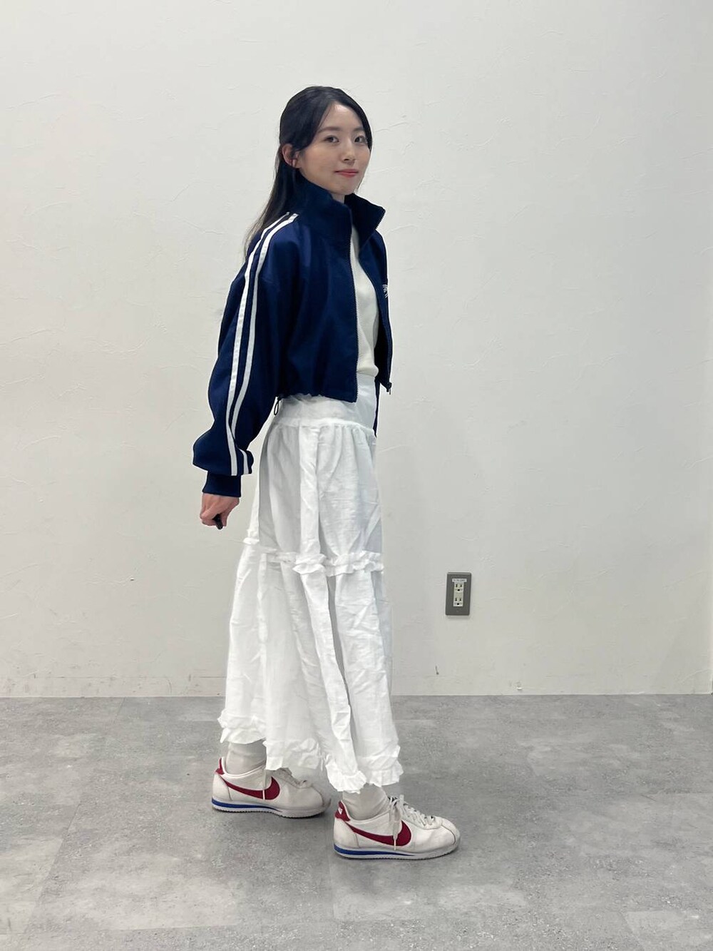 ベージュ系のTシャツ/カットソー、ブルー系のブルゾンを着用したレディースの春コーディネートの2枚目の写真