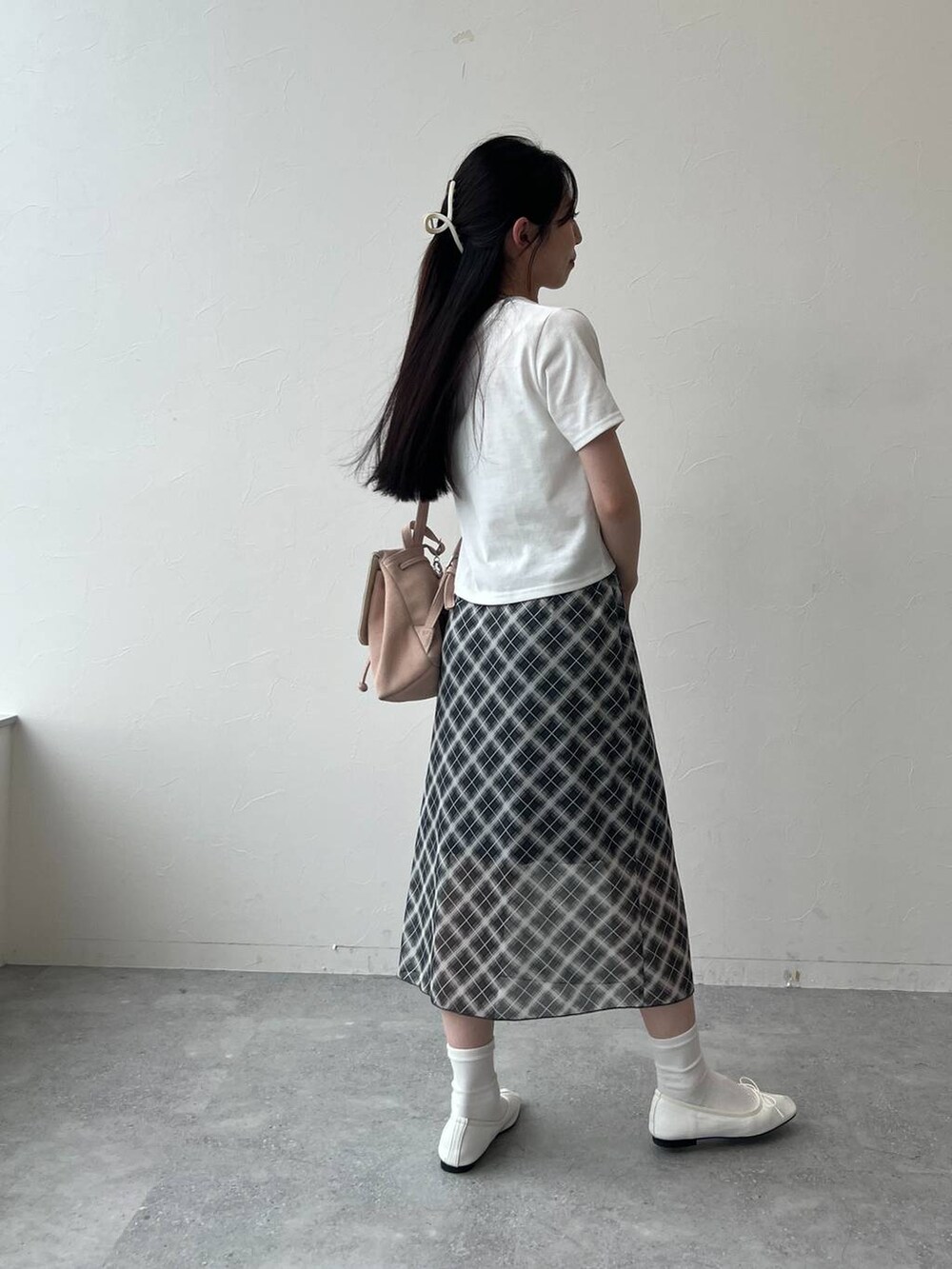 グレー系のスカート、ホワイト系のTシャツ/カットソーを着用したレディースの夏コーディネートの5枚目の写真