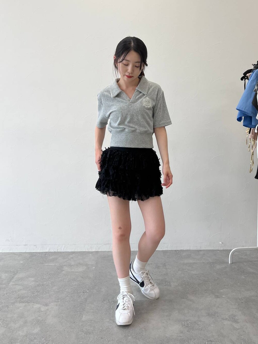 グレー系のTシャツ/カットソー、ブラック系のスカートを着用したレディースの夏コーディネートの2枚目の写真