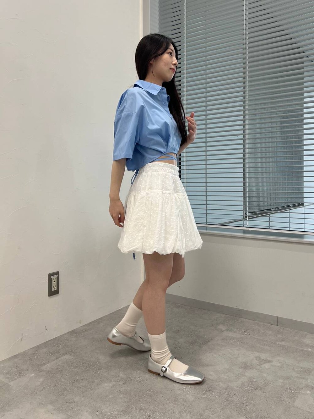 ブルー系のシャツ/ブラウス、ベージュ系のスカートを着用したレディースの春コーディネートの4枚目の写真