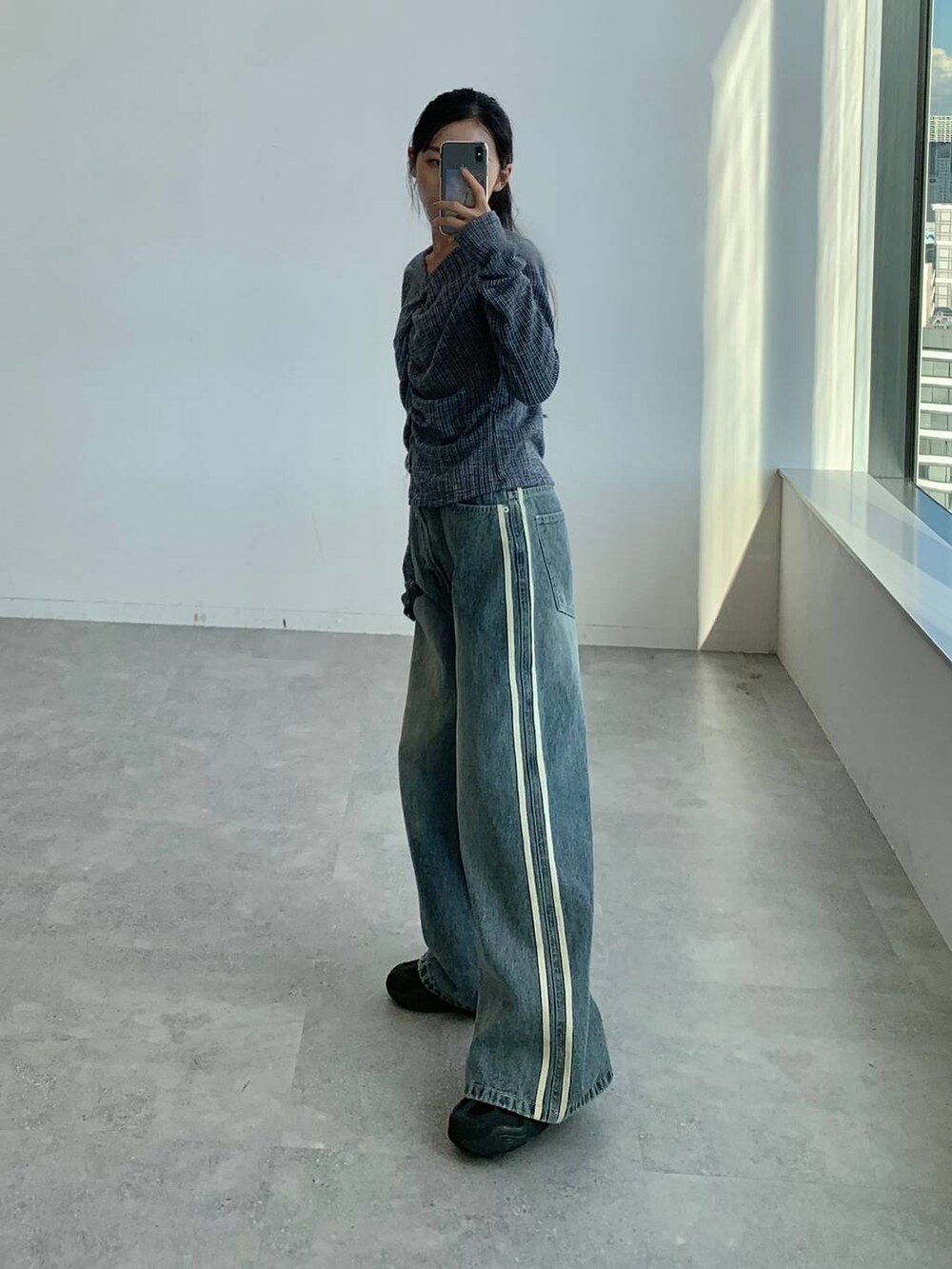 その他のデニムパンツ、ブルー系のTシャツ/カットソーを着用したレディースの秋コーディネートの4枚目の写真