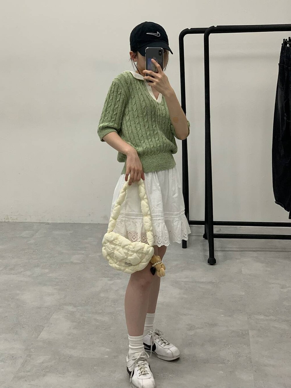 ホワイト系のショルダーバッグ、グリーン系のニット/セーターを着用したレディースの秋コーディネートの7枚目の写真