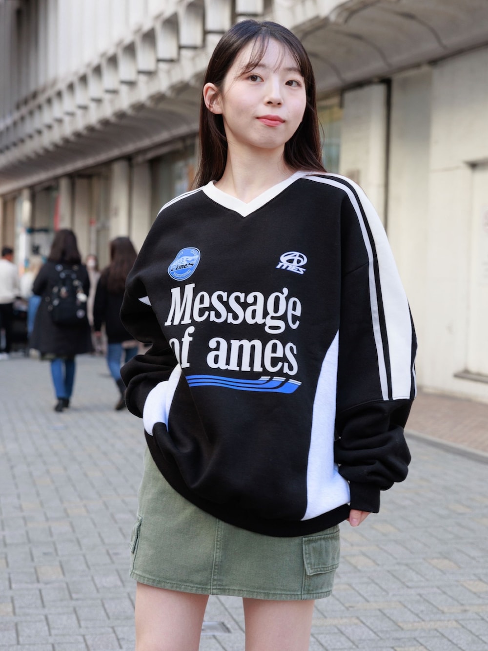 ブラック系のブーツ、グリーン系のスカート、ブラック系のスウェットを着用したレディースの冬コーディネートの4枚目の写真