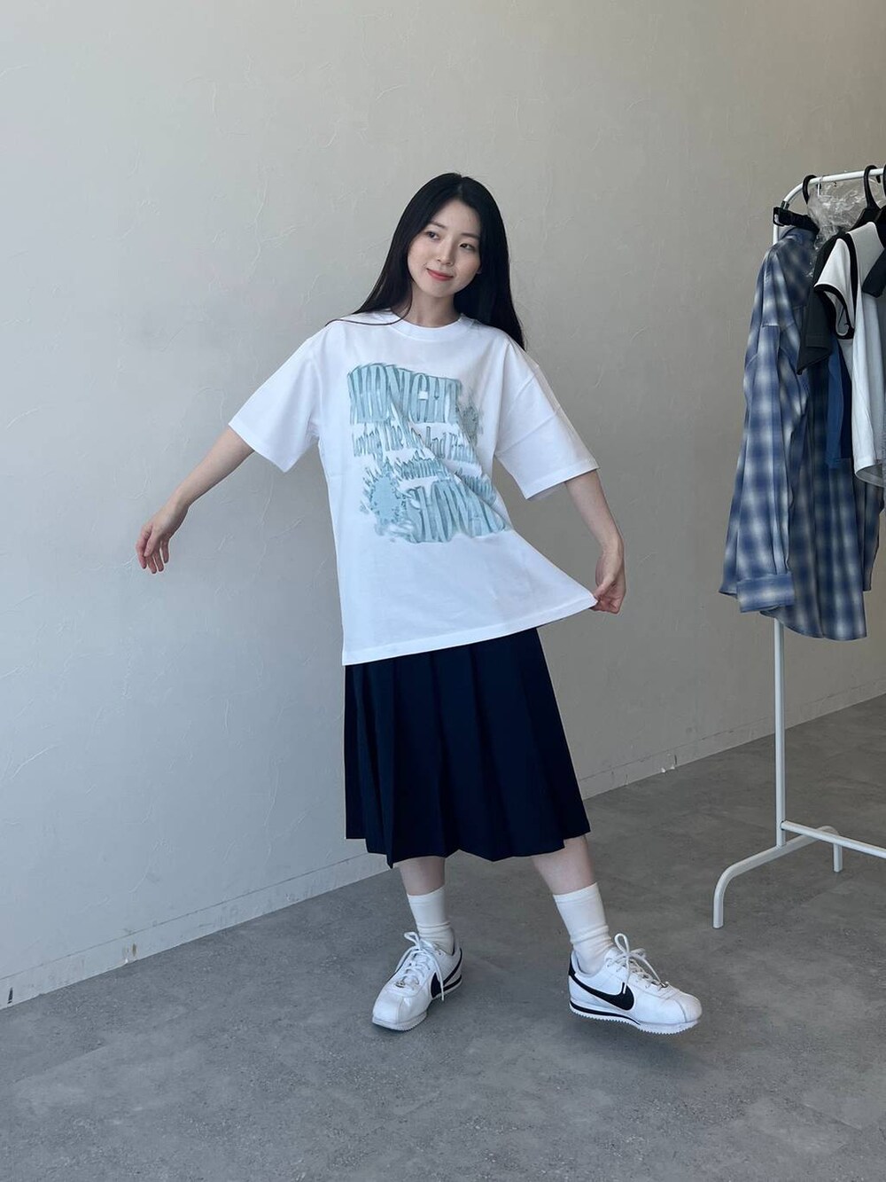 ホワイト系のTシャツ/カットソー、ブルー系のスカートを着用したレディースの春コーディネートの3枚目の写真
