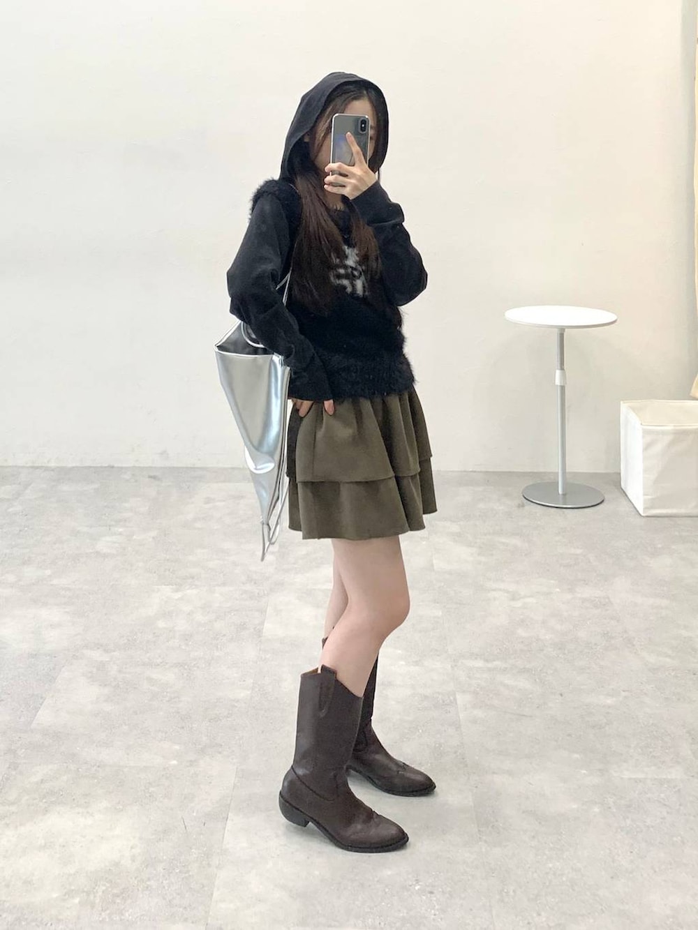 「低身長、韓国系、休日コーデ、フェミニン、カジュアル、ALAND、スカート、おでかけ、韓国ファッション、ベスト、ミニスカート、パーカー、冬コーデ」｜「3.3 Field Trip の3.3 Field Trip／ピグメントパーカー（Tシャツ/カットソー、ブラック系）」を使った、みれいさん（レディース・150cm）の冬コーディネートの5枚目の写真