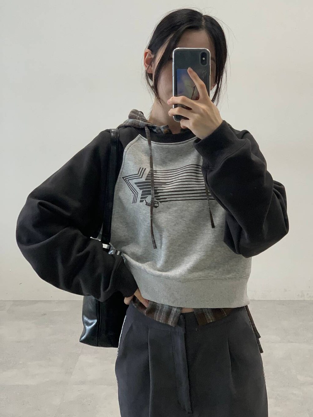 ブラウン系のシャツ/ブラウス、グレー系のスウェット、グレー系のスラックスを着用したレディースの秋コーディネートの5枚目の写真