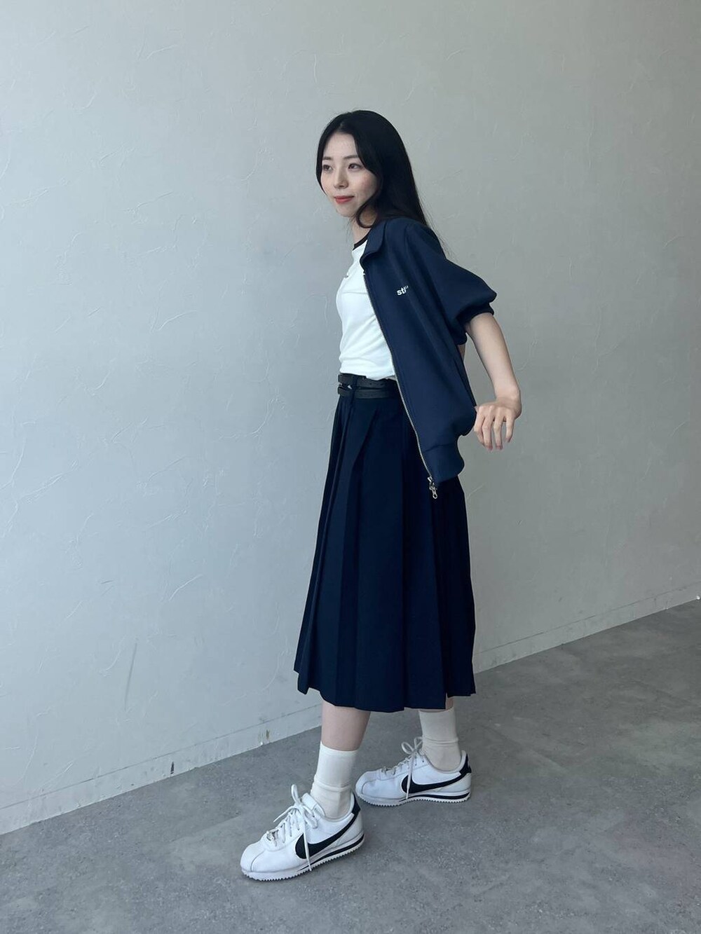 ブルー系のスウェット、ホワイト系のTシャツ/カットソー、ブルー系のスカートを着用したレディースの春コーディネートの6枚目の写真