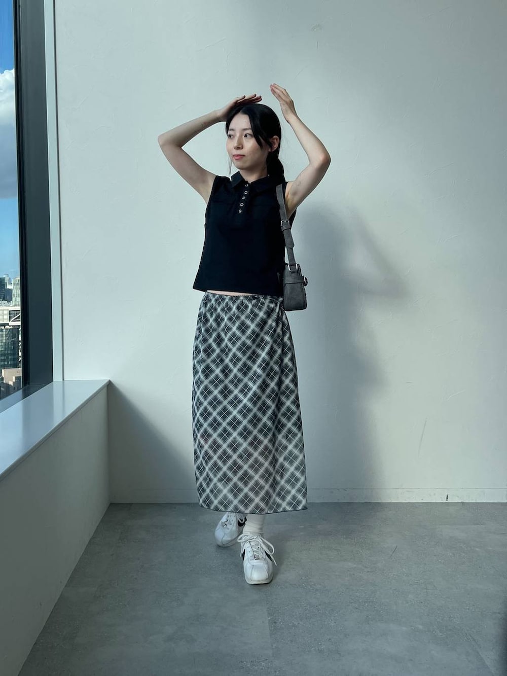 ブラック系のタンクトップ、グレー系のスカート、ブラック系のトートバッグを着用したレディースの夏コーディネートの3枚目の写真