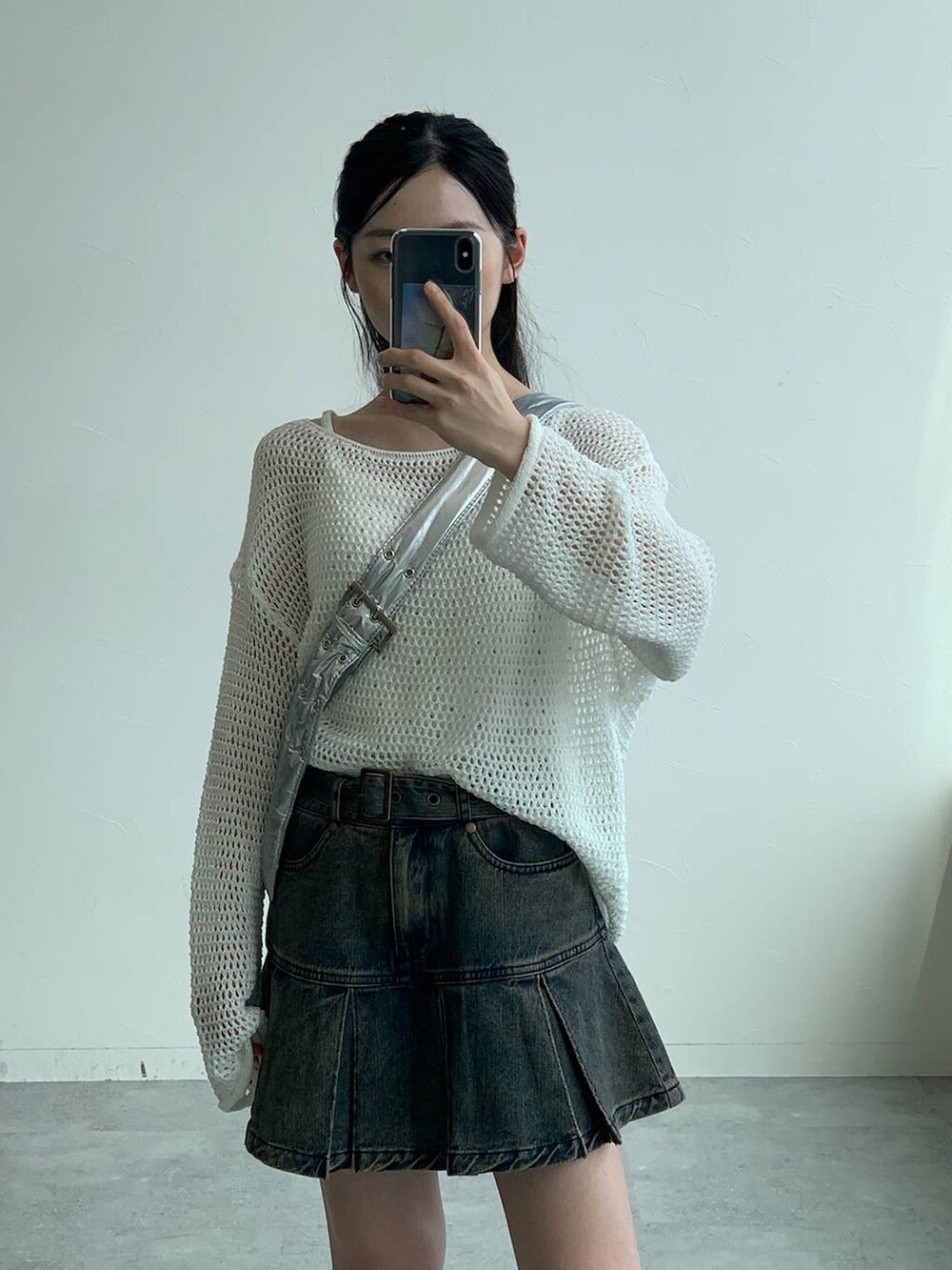 その他のショルダーバッグ、ホワイト系のTシャツ/カットソー、ブルー系のデニムスカートを着用したレディースの秋コーディネートの5枚目の写真