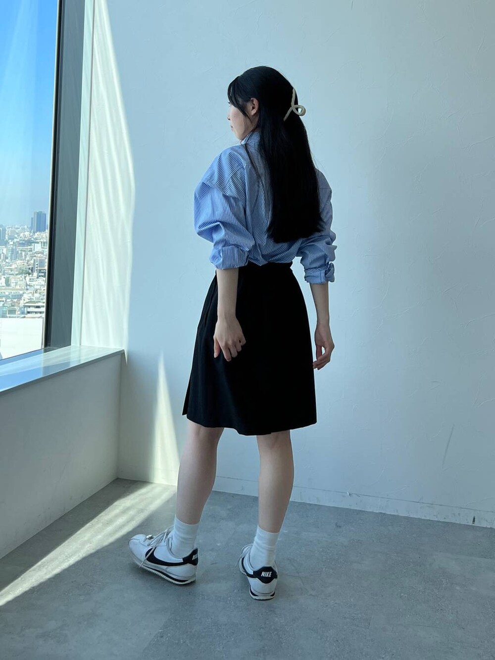 ブラック系のその他パンツ、その他のシャツ/ブラウスを着用したレディースの秋コーディネートの2枚目の写真