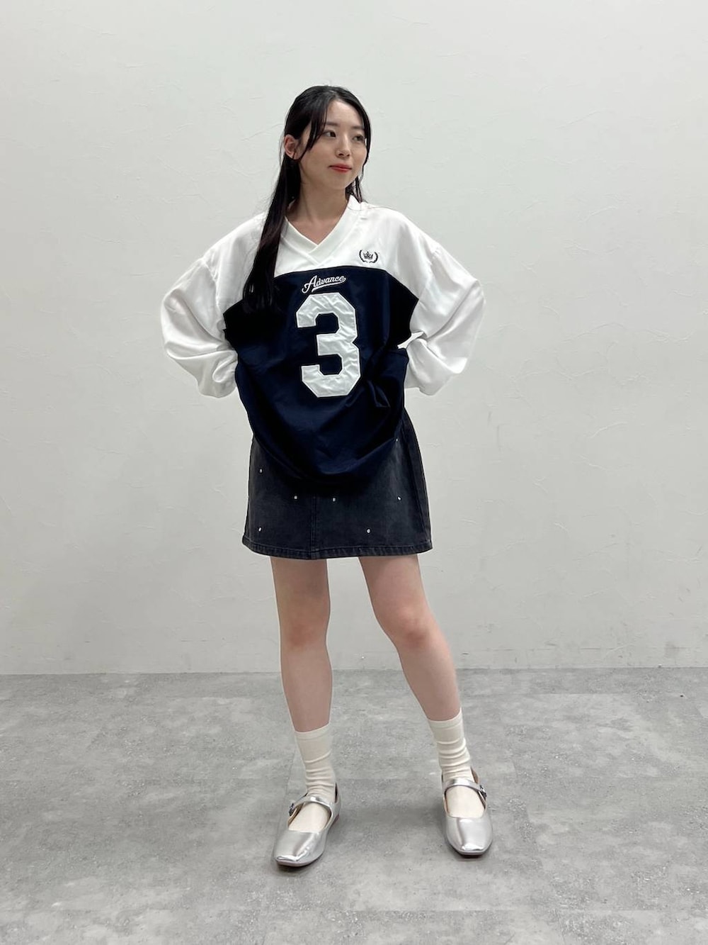 ブルー系のTシャツ/カットソー、ブラック系のデニムスカートを着用したレディースの春コーディネートの3枚目の写真