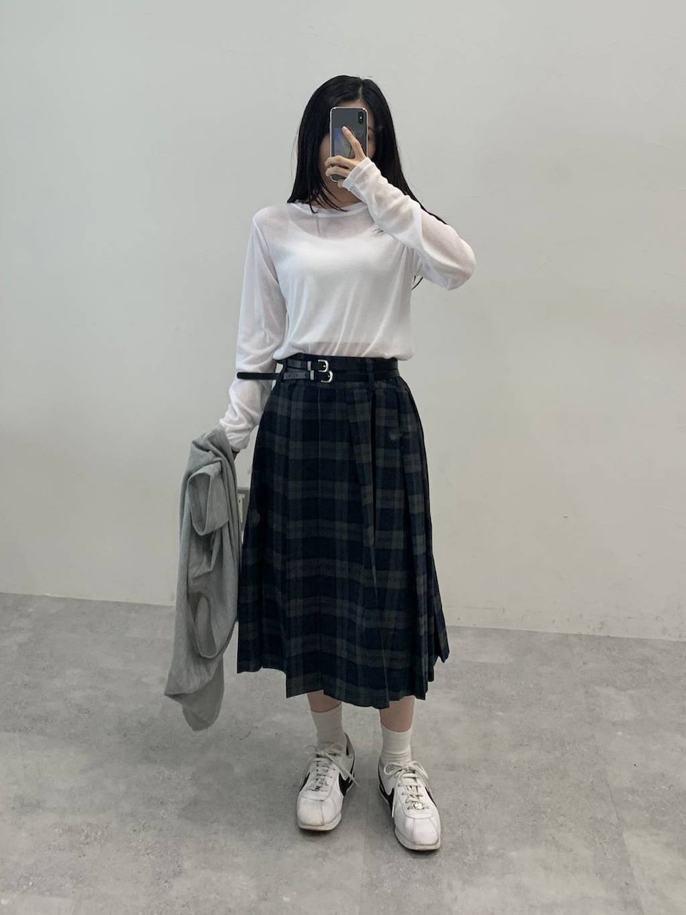 グレー系のスカート、ホワイト系のTシャツ/カットソーを着用したレディースの秋コーディネートの9枚目の写真