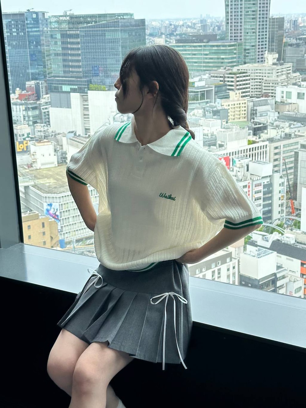 グレー系のスカート、ベージュ系のニット/セーターを着用したレディースの夏コーディネートの10枚目の写真