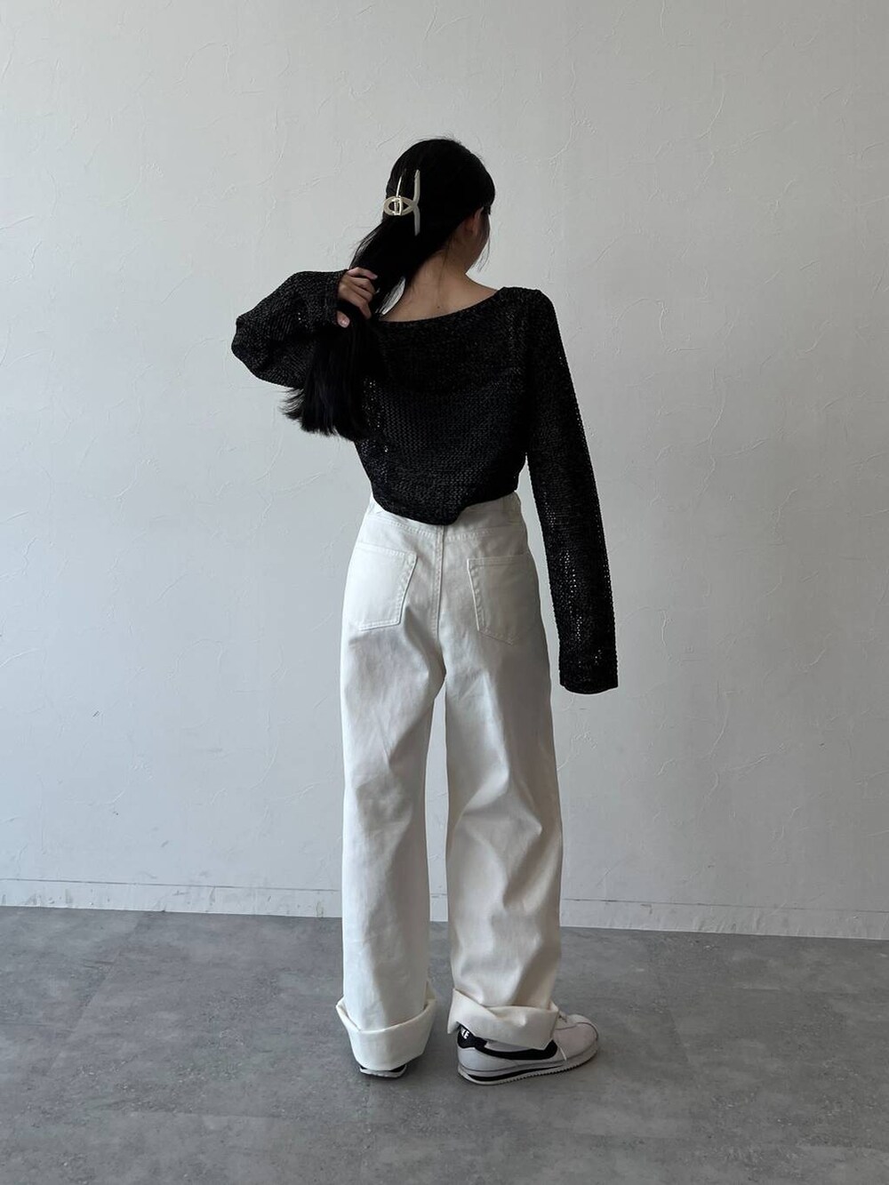 ホワイト系のその他パンツ、ブラック系のカーディガン/ボレロを着用したレディースの秋コーディネートの5枚目の写真