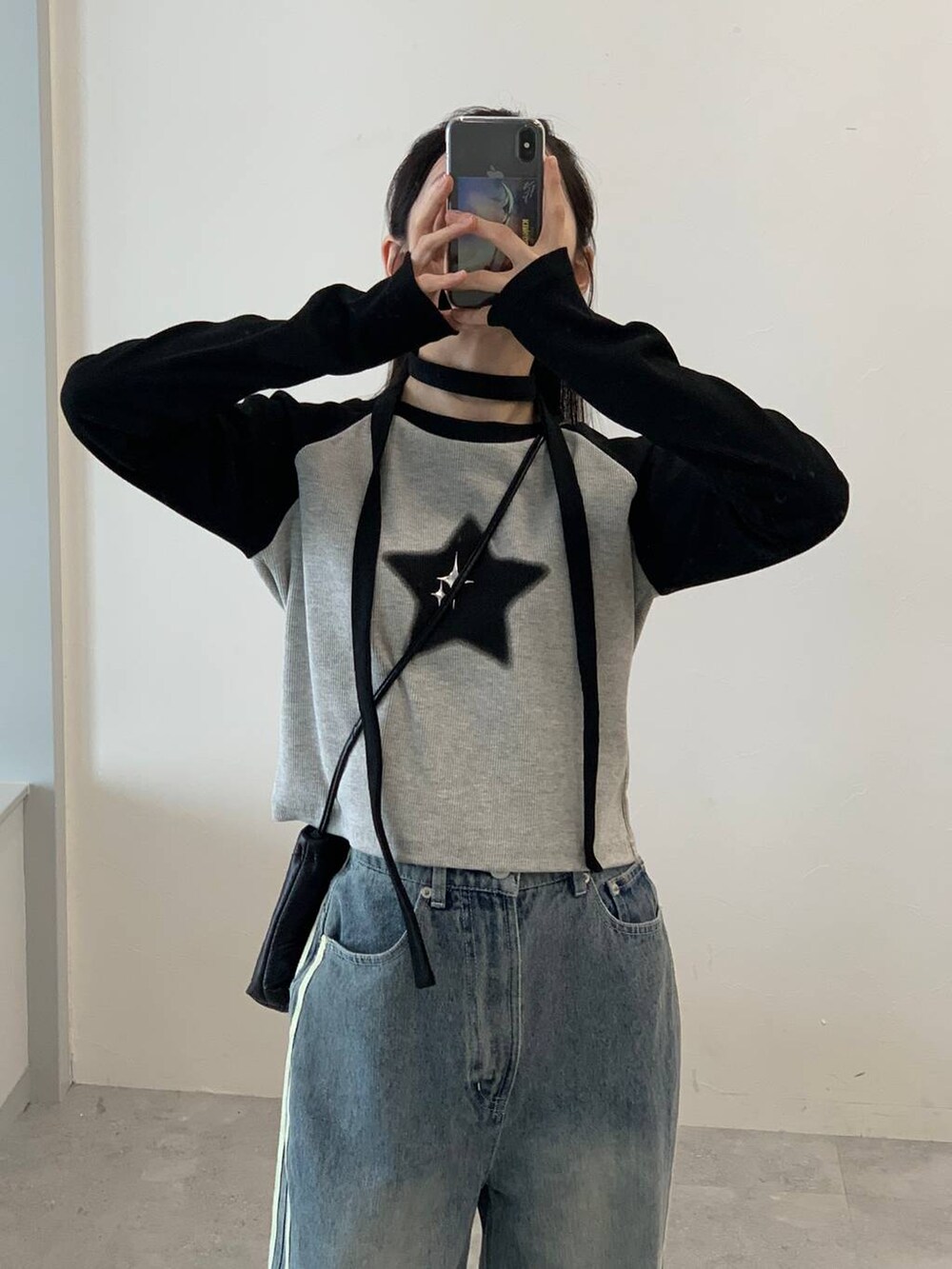 その他のデニムパンツ、グレー系のTシャツ/カットソーを着用したレディースの秋コーディネートの6枚目の写真