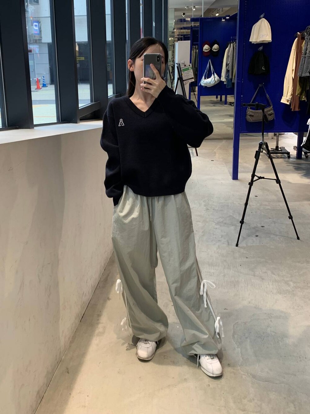 グレー系のその他パンツ、ブルー系のニット/セーターを着用したレディースの秋コーディネートの3枚目の写真