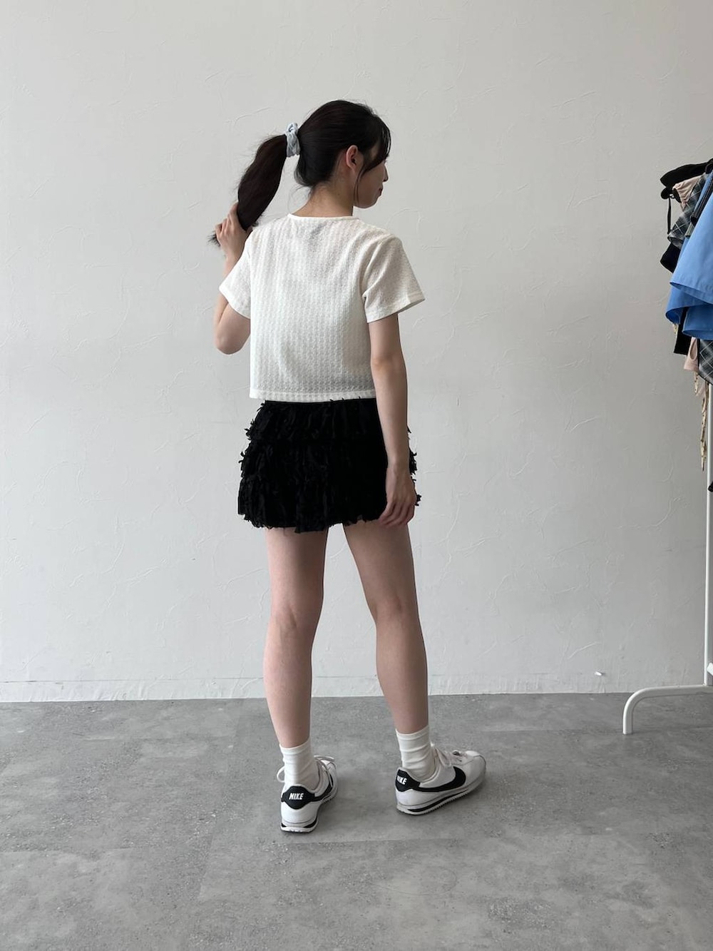 ホワイト系のTシャツ/カットソー、ブラック系のスカートを着用したレディースの夏コーディネートの5枚目の写真