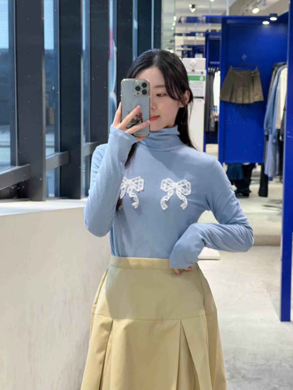 ベージュ系のスカートを着用したレディースの春コーディネートの3枚目の写真