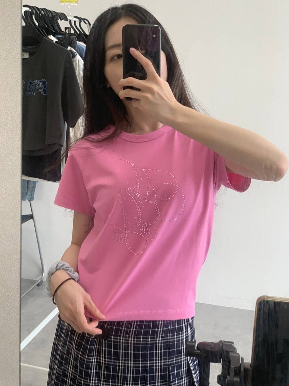 ブルー系のスカート、ピンク系のTシャツ/カットソーを着用したレディースの夏コーディネートの6枚目の写真