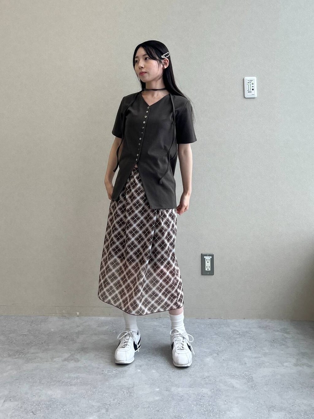 ブラウン系のスカート、グリーン系のTシャツ/カットソーを着用したレディースの夏コーディネートの2枚目の写真