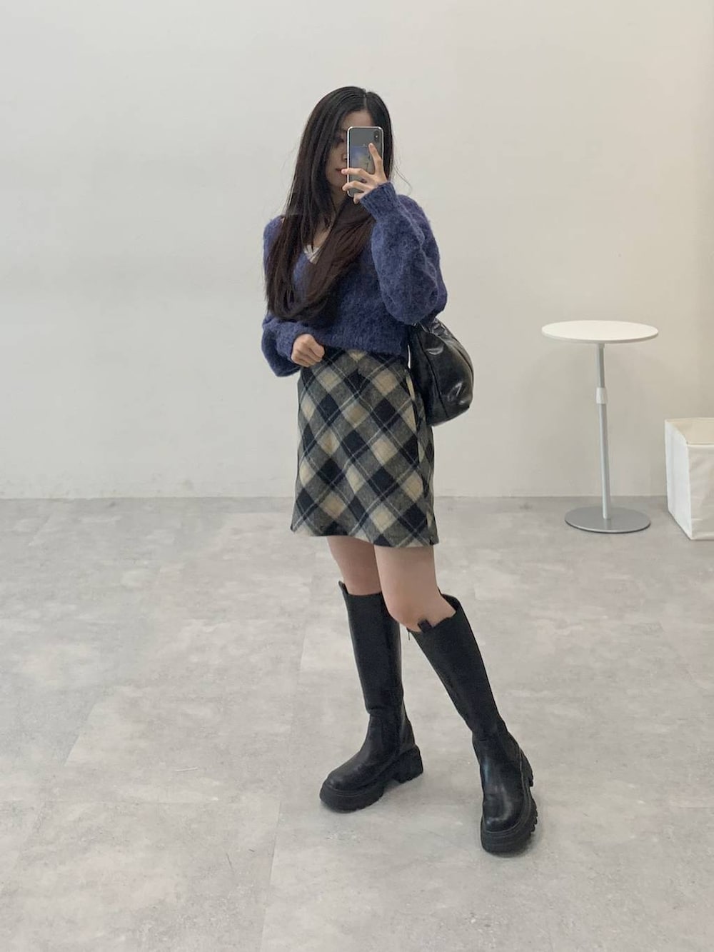 グレー系のカーディガン/ボレロ、ブラック系のスカート、ブラック系のブーツを着用したレディースの秋コーディネートの6枚目の写真