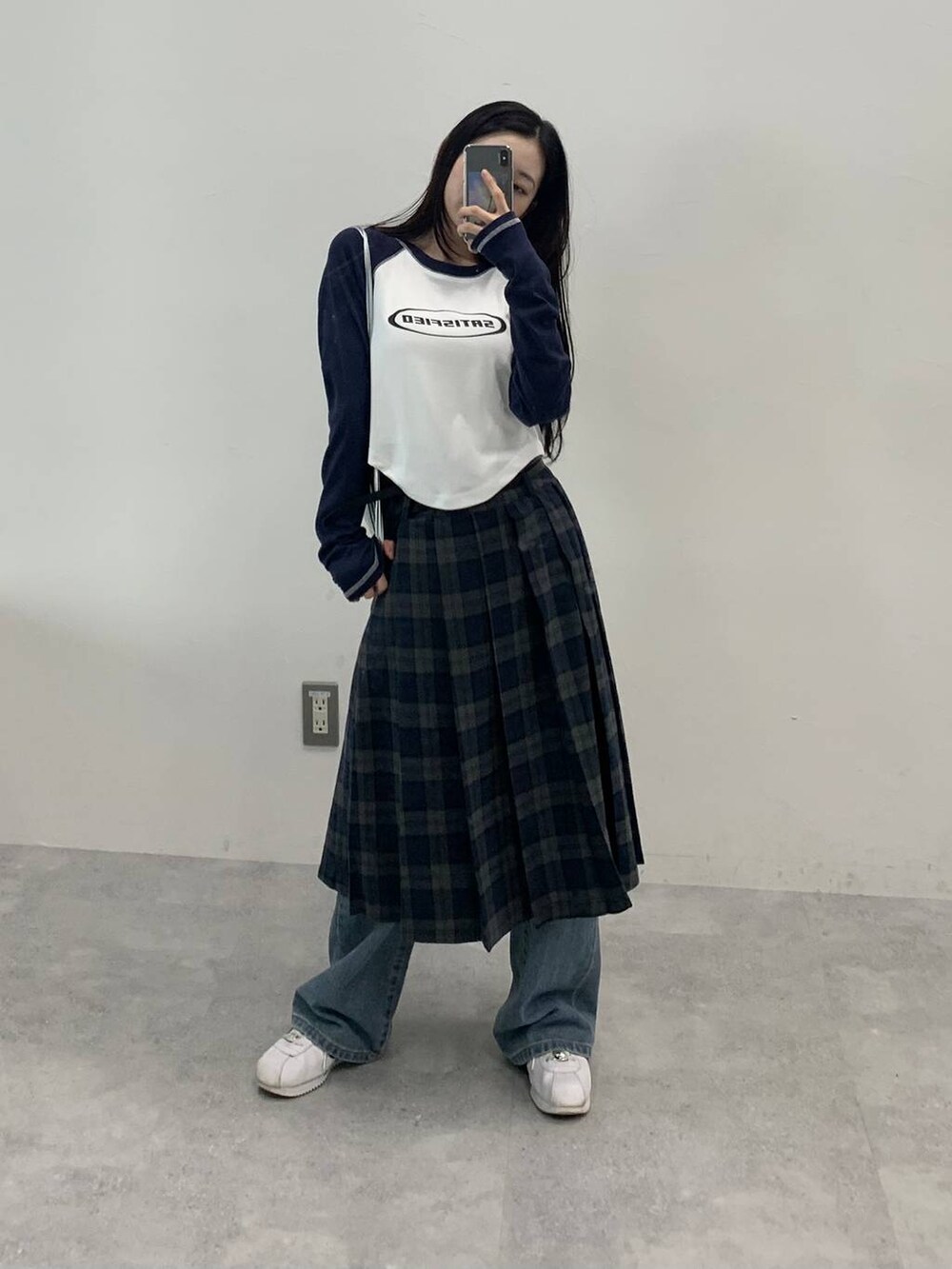 「デニムパンツ、ALAND、おでかけ、韓国ファッション、シンプルコーデ、冬コーデ、秋コーデ、スカート、スニーカー、レイヤードスタイル、レザー、ジャケット、低身長、韓国系、休日コーデ」｜「3.3 Field Trip の3.3 Field Trip／フェイクレザーショートジャケット（ライダースジャケット、ブラック系）」を使った、みれいさん（レディース・150cm）の秋コーディネートの3枚目の写真