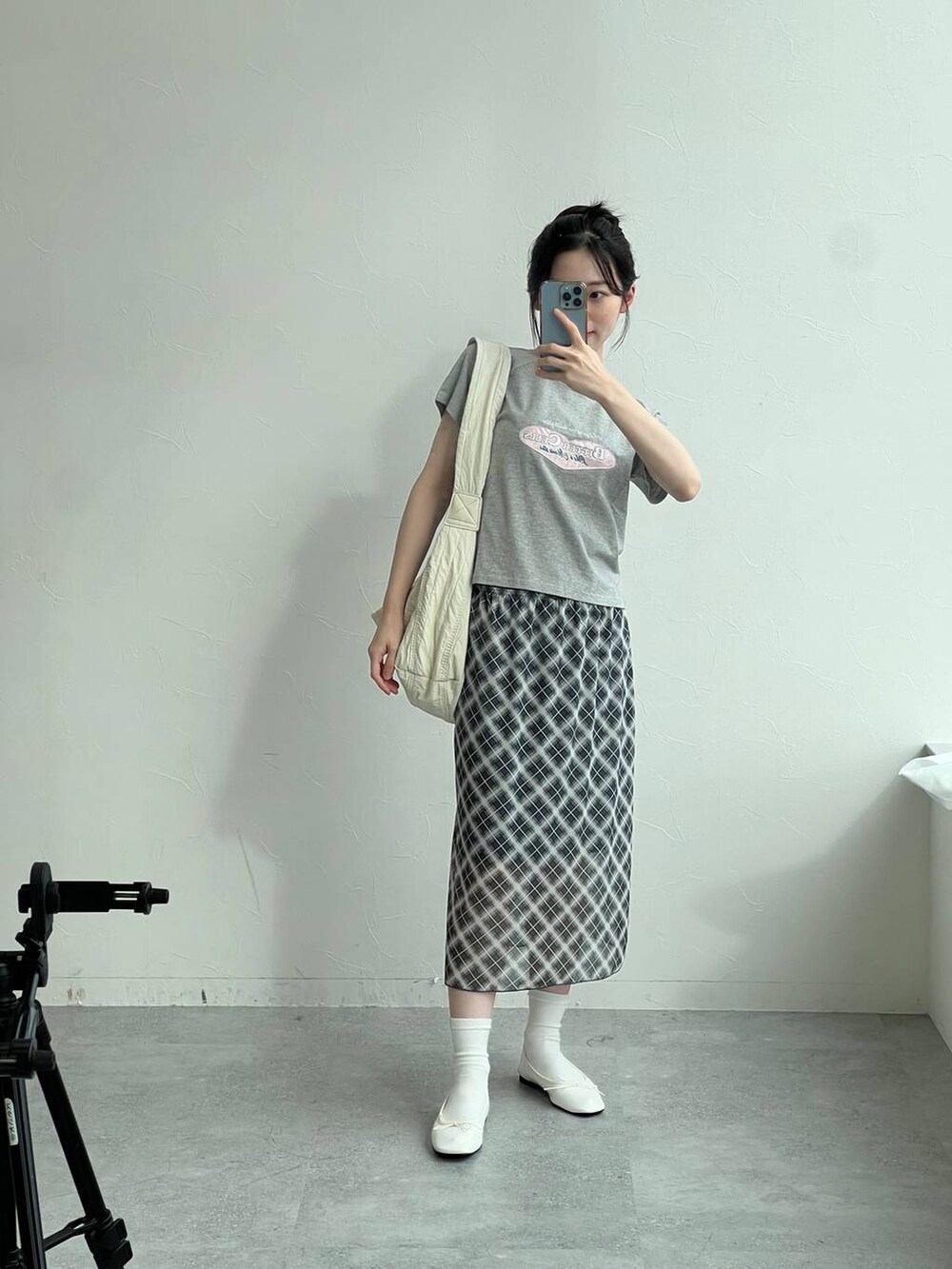 グレー系のTシャツ/カットソー、グレー系のスカート、ベージュ系のショルダーバッグを着用したレディースの夏コーディネートの3枚目の写真