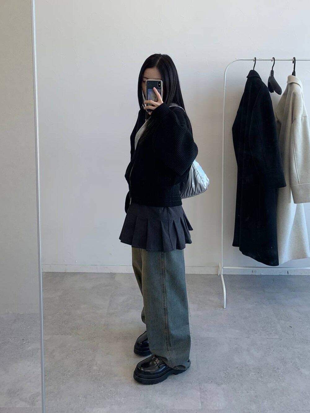 その他のショルダーバッグ、ブラック系のブルゾン、ブルー系のデニムパンツを着用したレディースの冬コーディネートの2枚目の写真