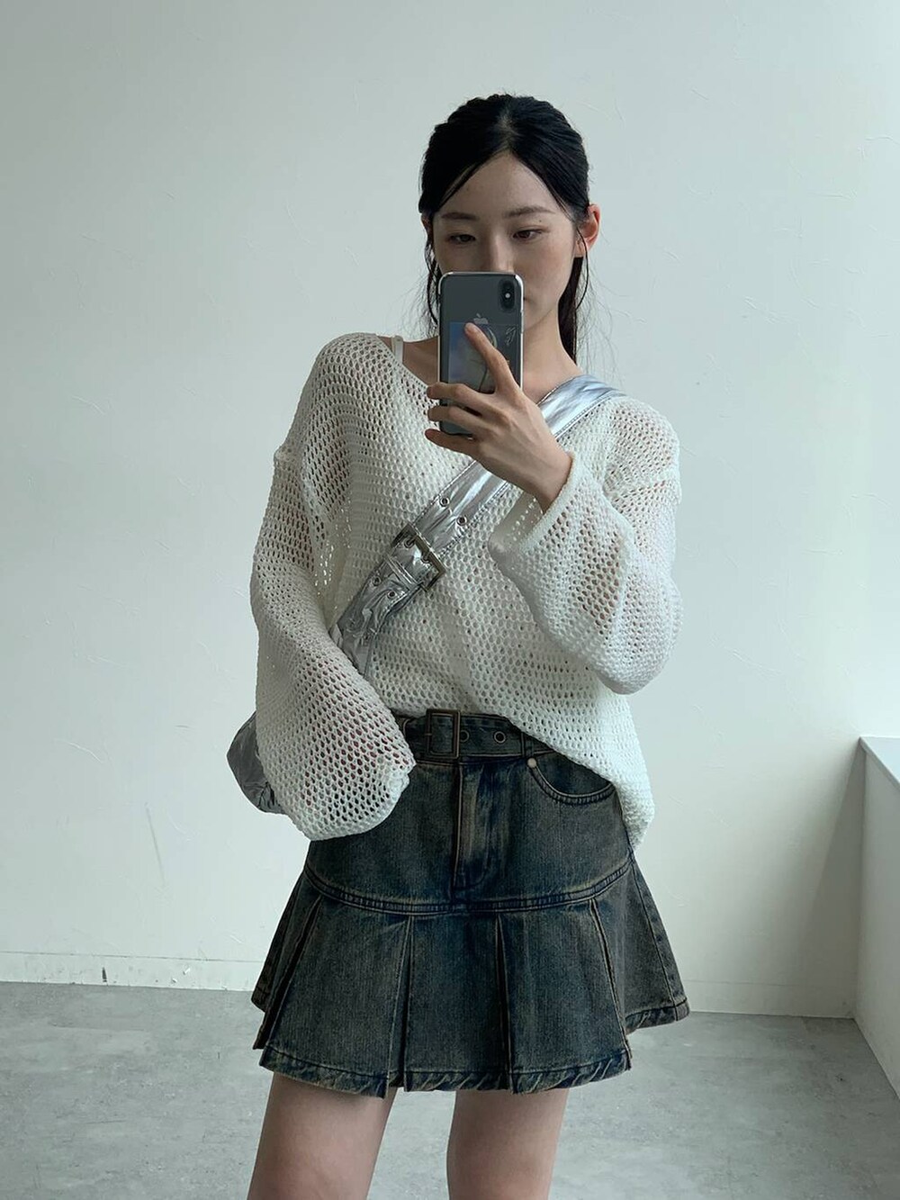 その他のショルダーバッグ、ホワイト系のTシャツ/カットソー、ブルー系のデニムスカートを着用したレディースの秋コーディネートの3枚目の写真