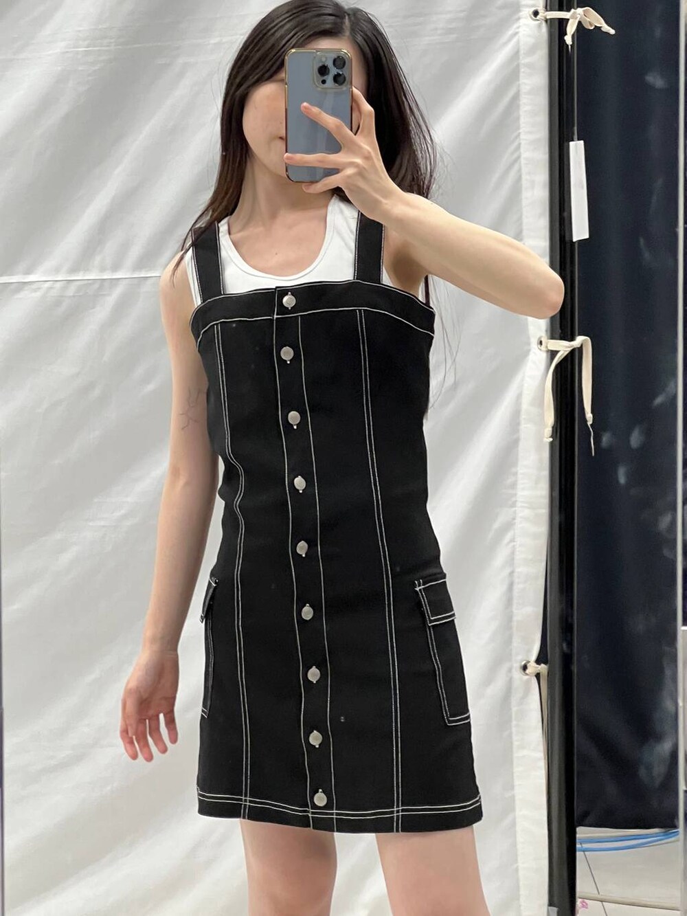 ブラック系のワンピース、ホワイト系のタンクトップを着用したレディースの夏コーディネートの5枚目の写真