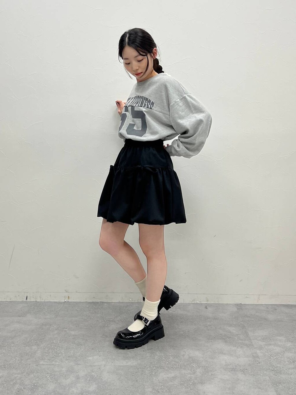 ブラウン系のブルゾン、グレー系のスウェット、ブラック系のハンドバッグを着用したレディースの冬コーディネートの6枚目の写真