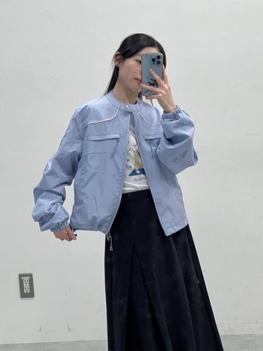 ブラック系のスカートを着用したレディースの春コーディネートの7枚目の写真